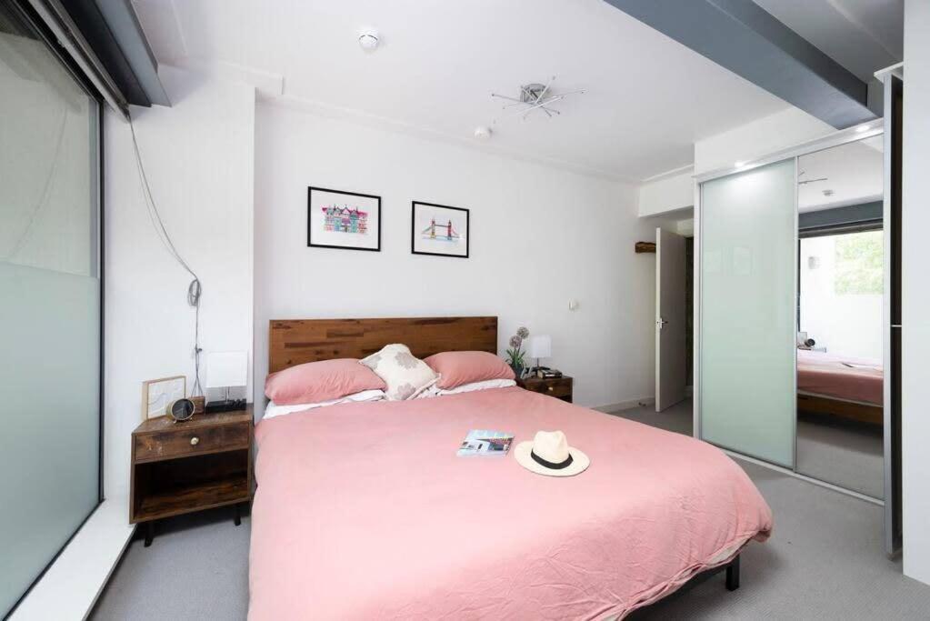 Appartamento Chic Living In Stratford A Cozy 2br Flat
