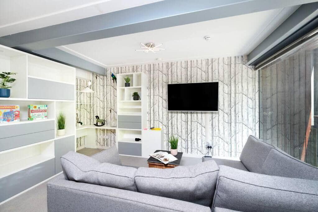 Appartamento Chic Living In Stratford A Cozy 2br Flat Londra