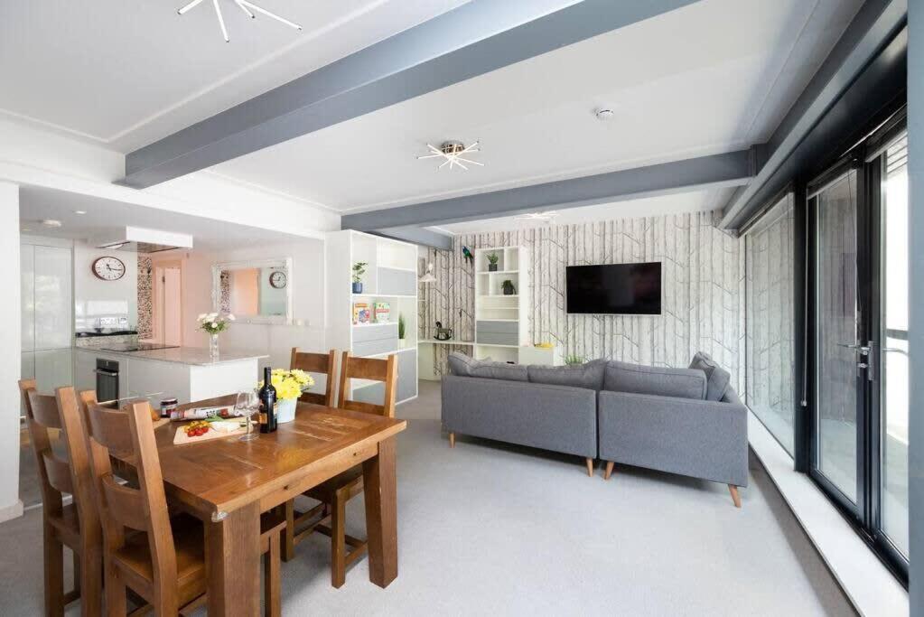 Appartamento Chic Living In Stratford A Cozy 2br Flat